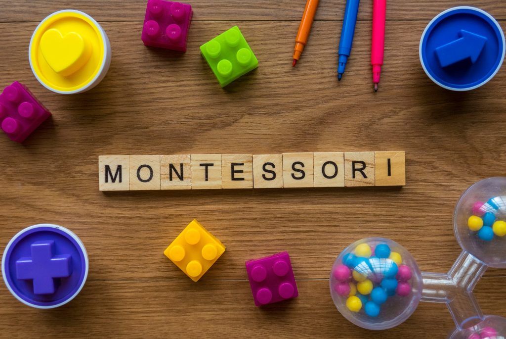 Montessori con el concepto de alfabeto de madera con juguetes sobre un fondo de madera.