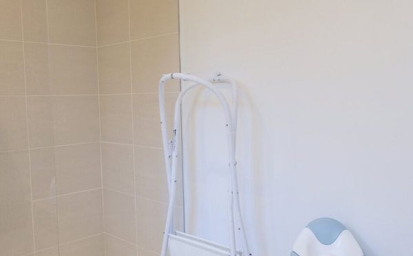 Bañera con reposapiés CAMELE'O Beaba - Imagen 4